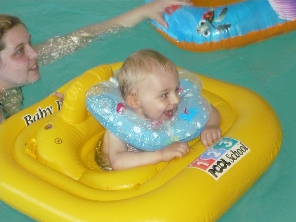 Bébé dans la piscine